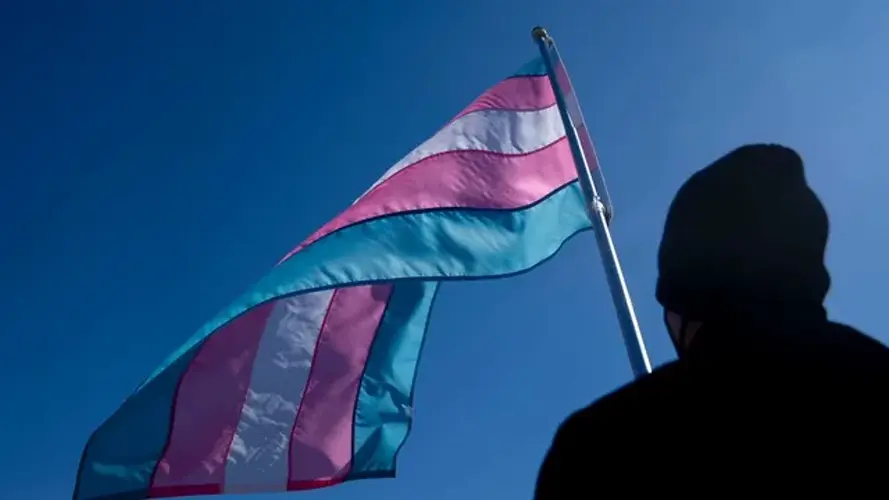 Investigan a universidad por admitir a mujeres trans