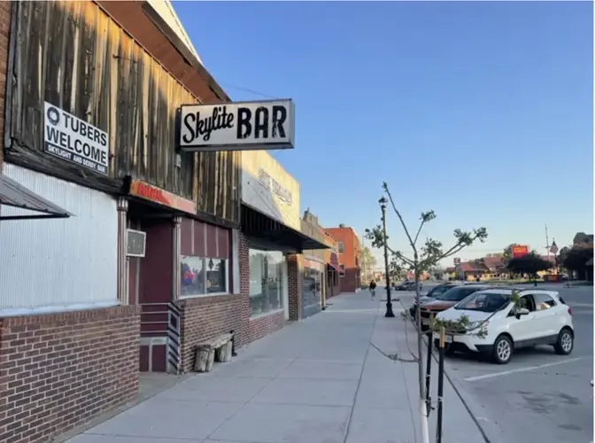 Pool ball allegedly used in threat against officer at Valentine bar