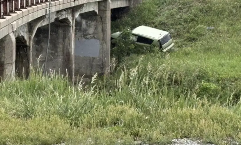 La policía identifica al hombre de Lincoln fallecido en un accidente que hizo que su vehículo cayera por la barandilla del puente de Salt Creek