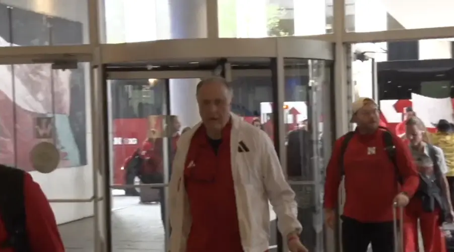 Equipo de los Huskers llega a Houston, antes del Sweet 16.