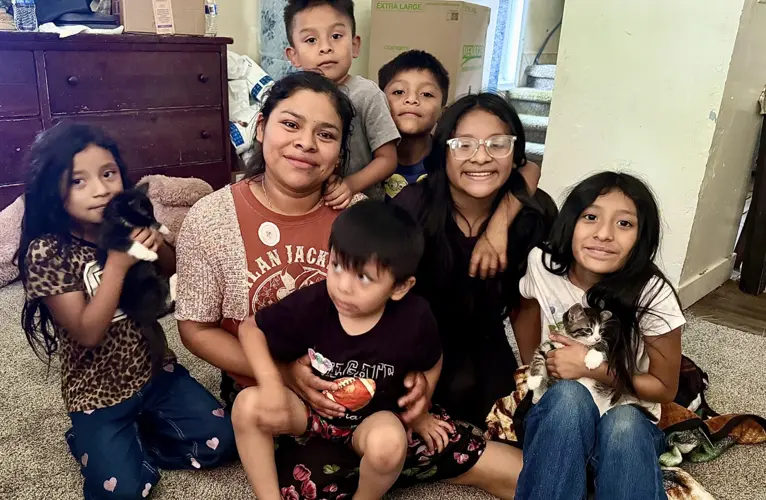 Madre de ocho hijos se enfrenta a temores que van más allá de la deportación: ¿qué será de sus hijos ciudadanos estadounidenses?