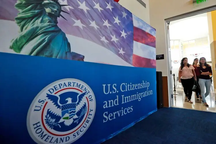 Juez federal anula la tarifa de US$100,000 para visas H-1B