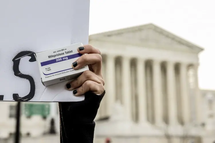 Corte Suprema mantiene acceso temporal a la píldora abortiva mifepristona por correo