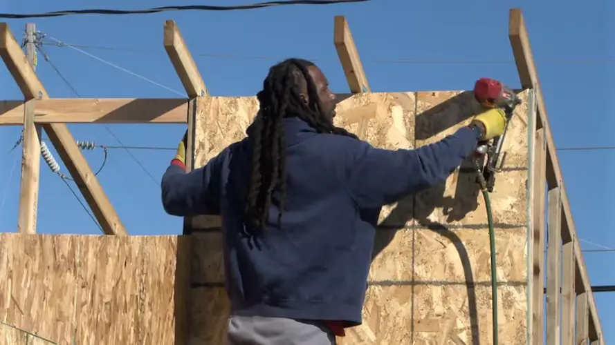 Lincoln construye una comunidad de casas pequeñas para ayudar a exreclusos a comenzar de nuevo