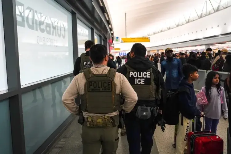 Agentes de ICE se retiran de controles de seguridad en aeropuertos de EE.UU.