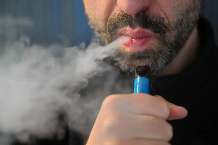 Aumenta preocupación por el uso de inhalantes entre adolescentes en EE.UU.