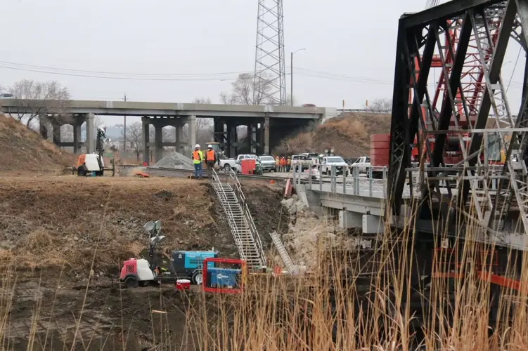 Puente ferroviario en Lincoln vuelve a funcionar tras incendio